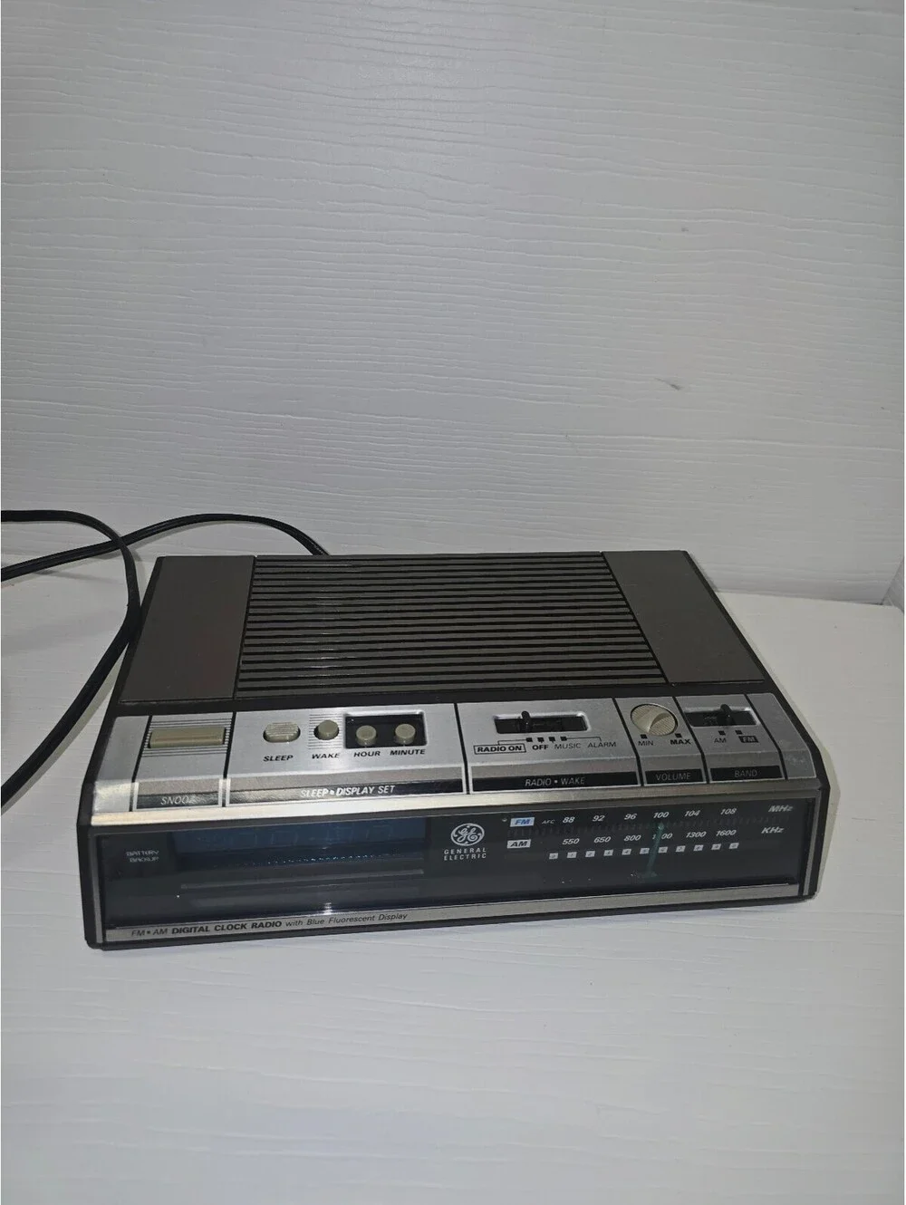 Vintage GE Digital Alarm Clock Radio Blue Fluorescent Display Woodgrain 7-4640A